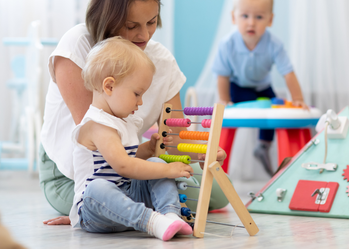 Formation Baby-Stop : Encadrement de la petite enfance. Enfants jouant à la crèche baby-stop avec une personne formée